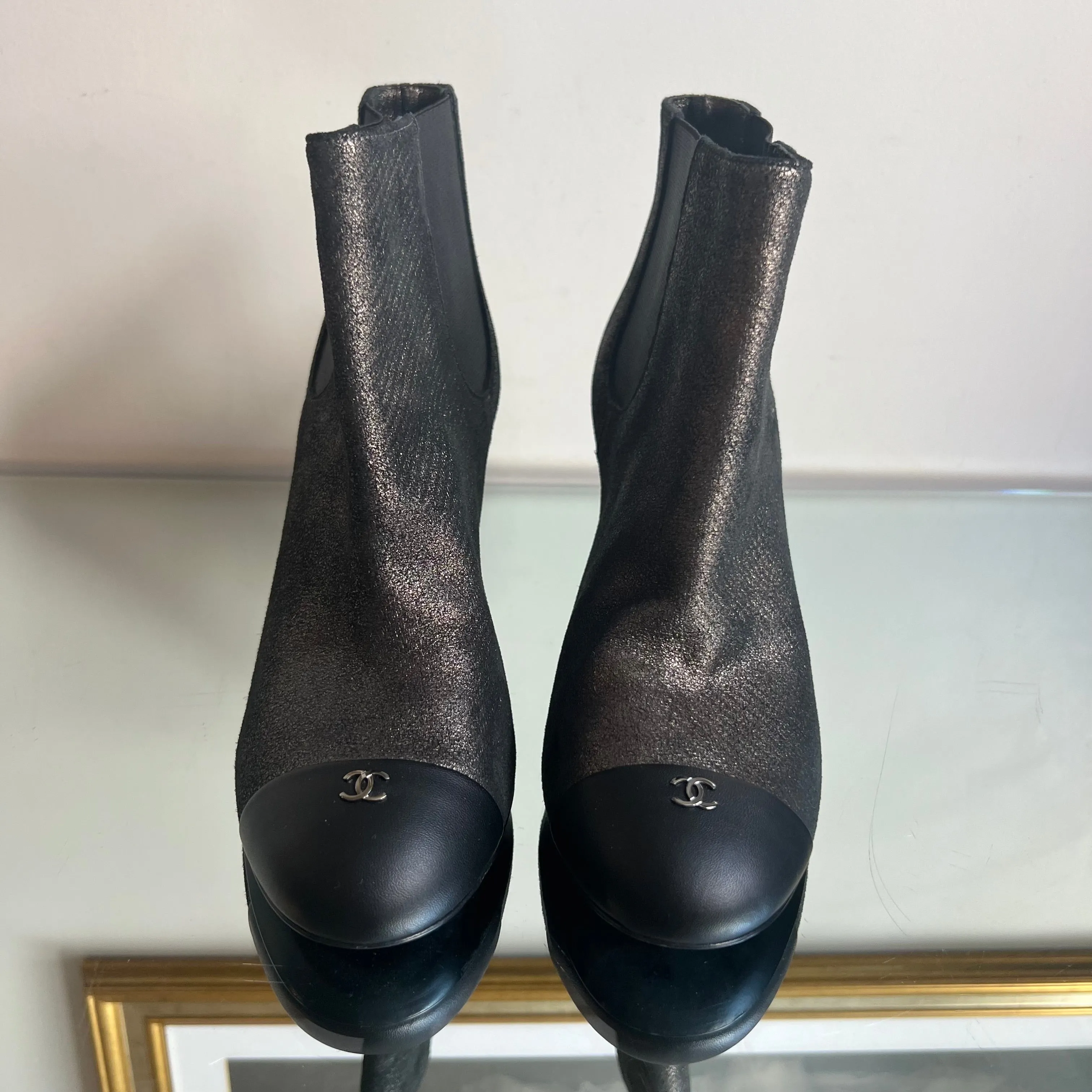 Bota Chanel Preta com Detalhes Dourados