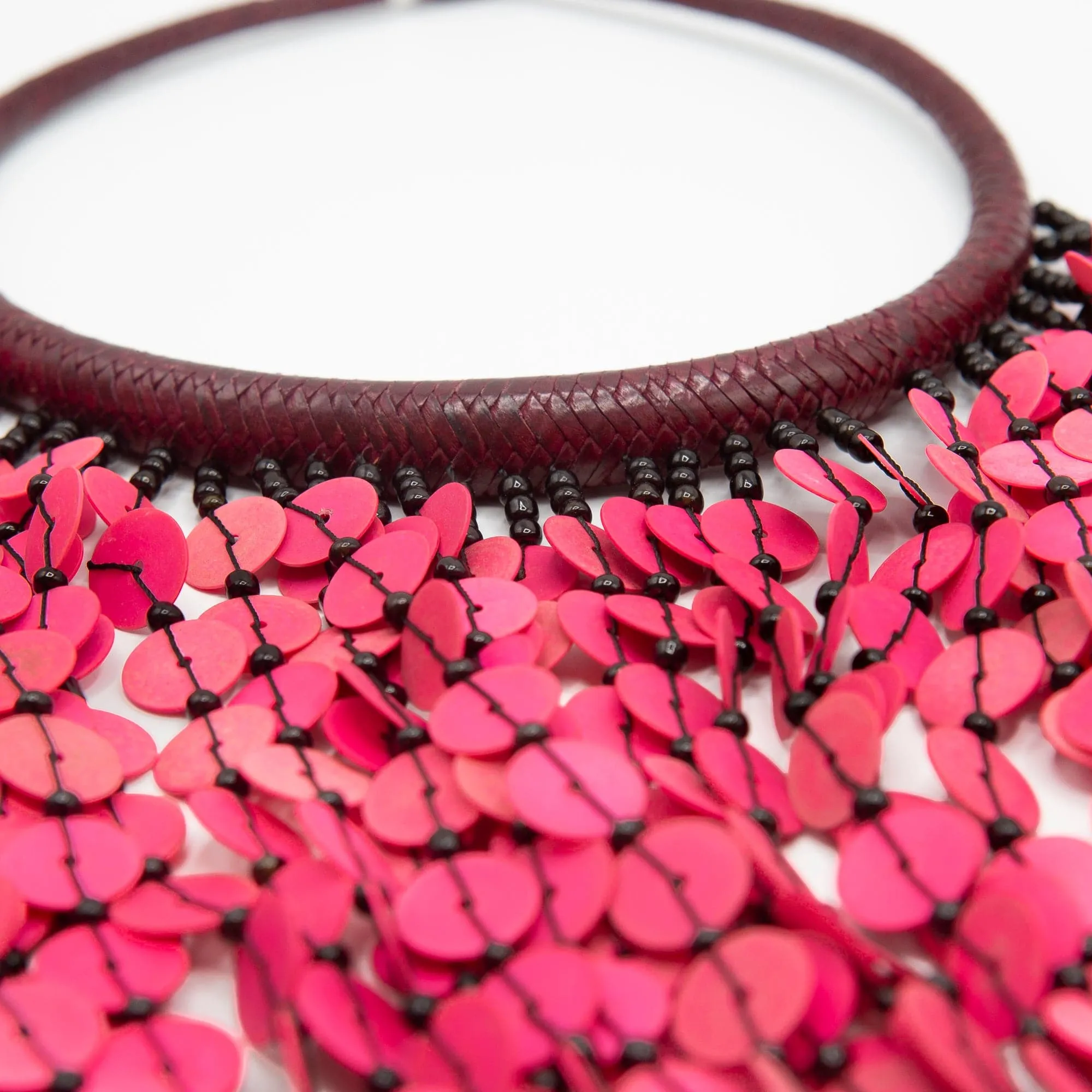 Collier plastron en cascade de discs en vinyl recyclé