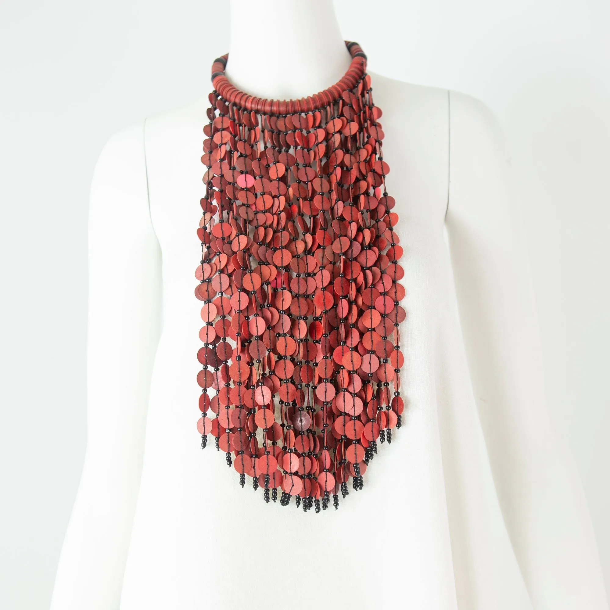 Collier plastron en cascade de discs en vinyl recyclé