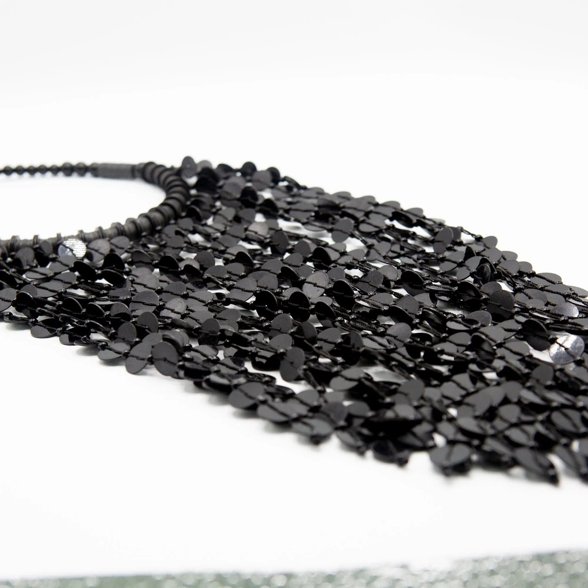 Collier plastron en cascade de discs en vinyl recyclé