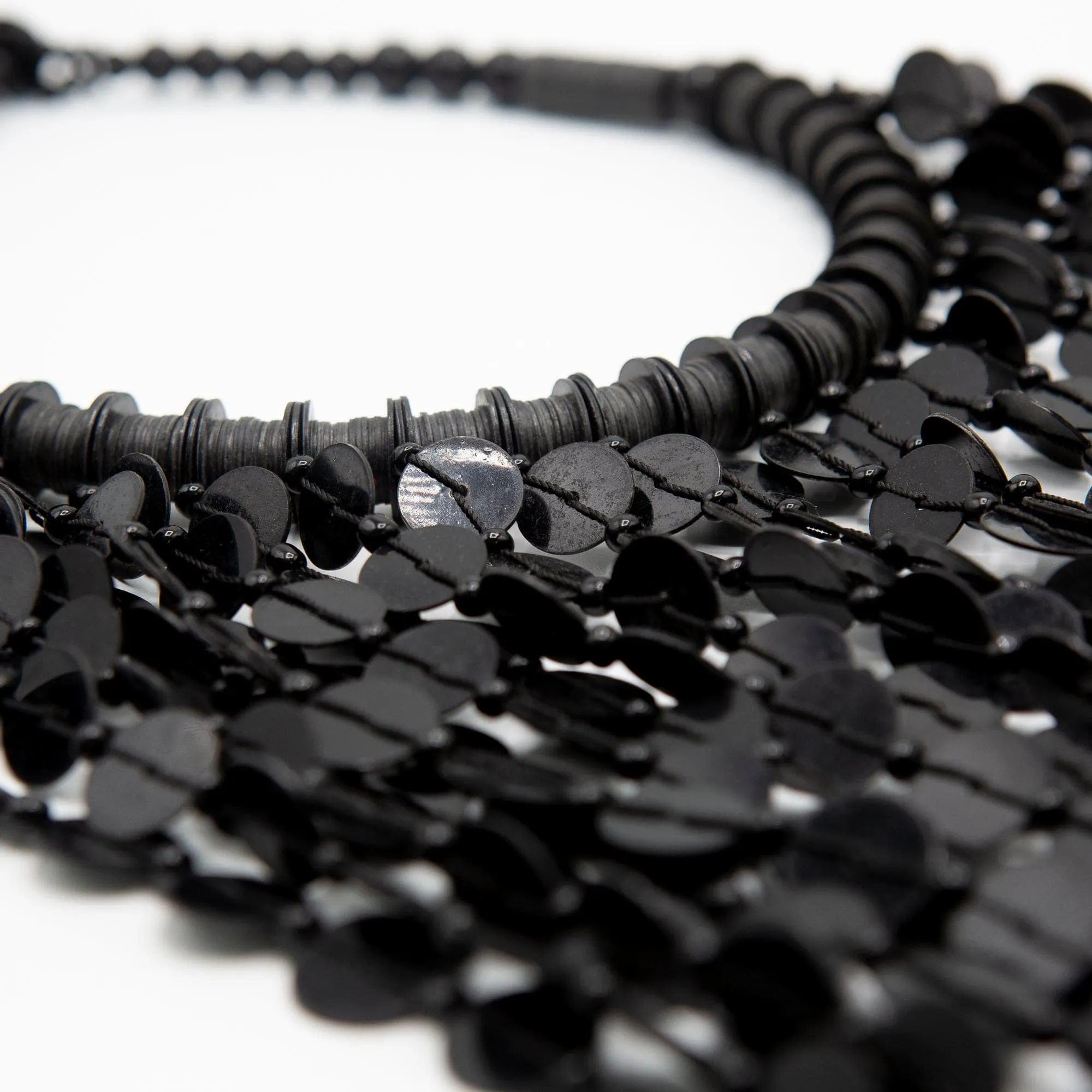 Collier plastron en cascade de discs en vinyl recyclé