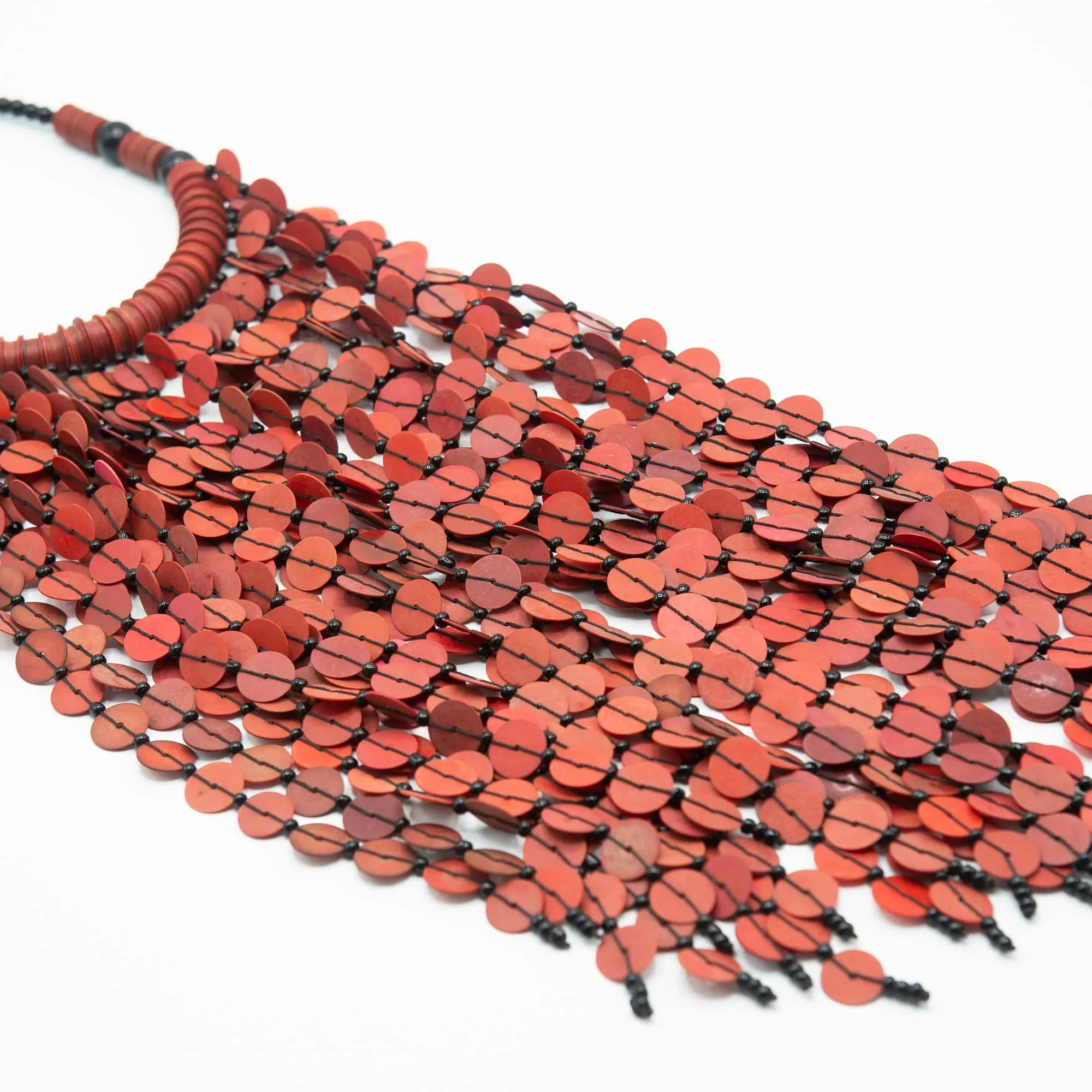 Collier plastron en cascade de discs en vinyl recyclé