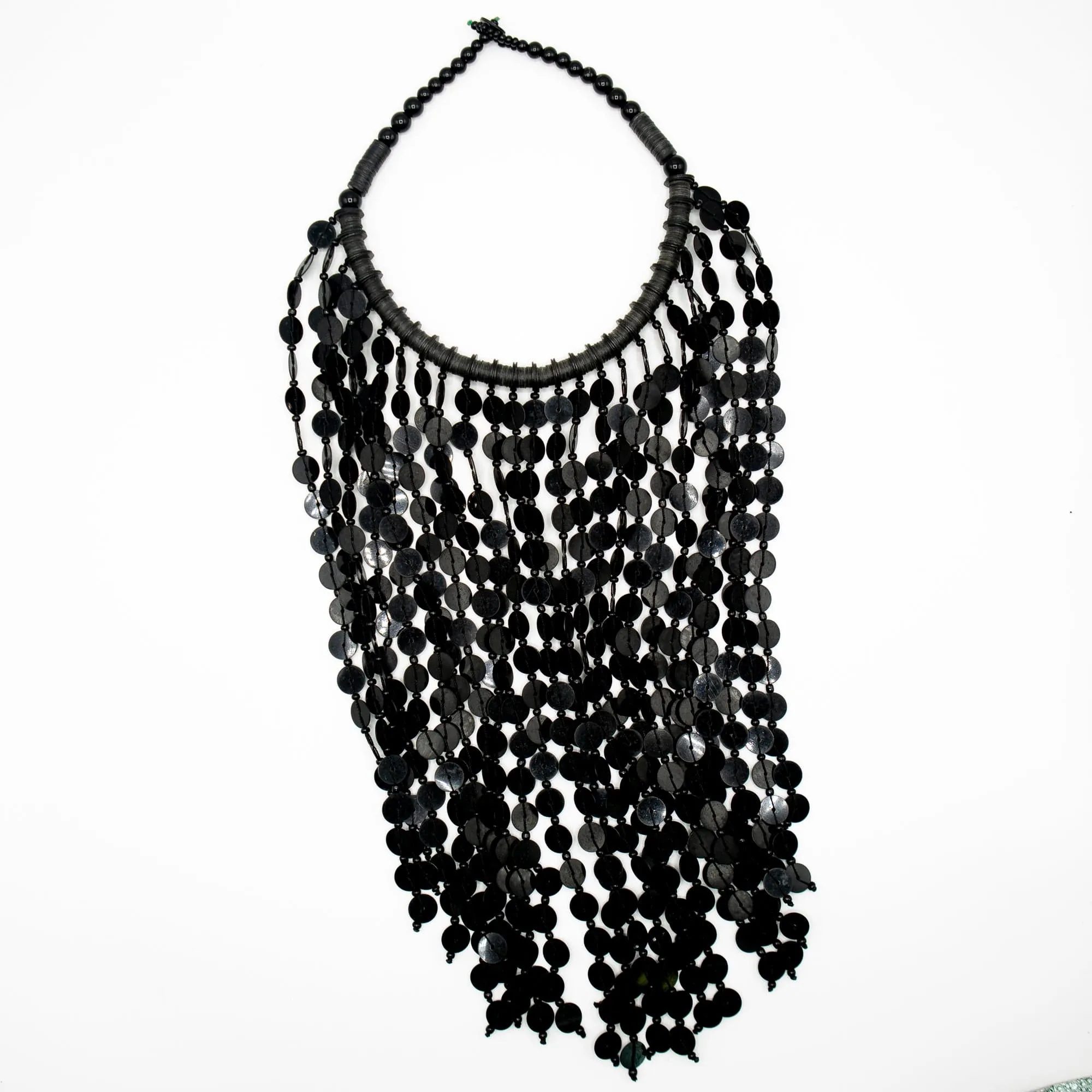 Collier plastron en cascade de discs en vinyl recyclé