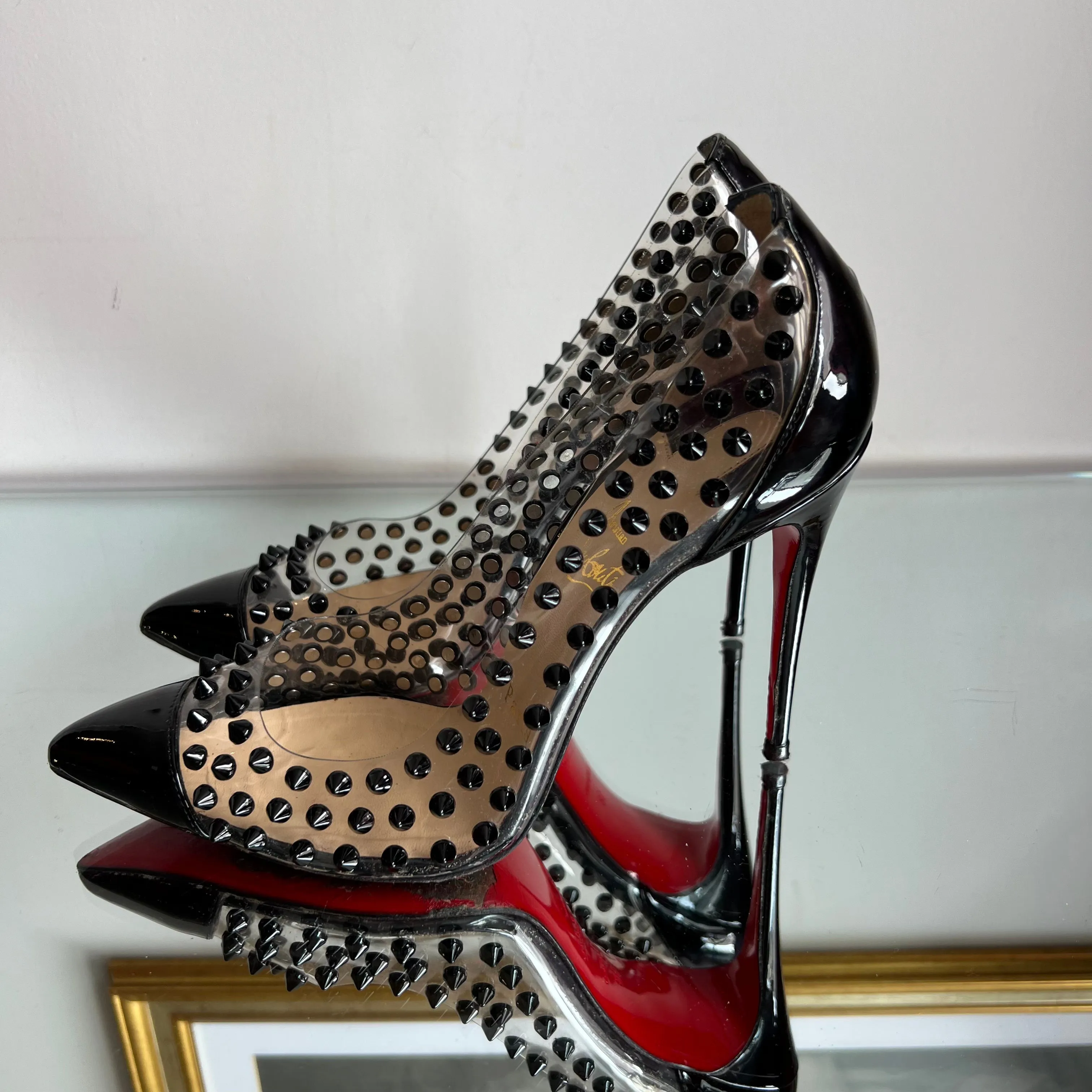 Scarpin Christian Louboutin Verniz Transparente Spikes Pretos